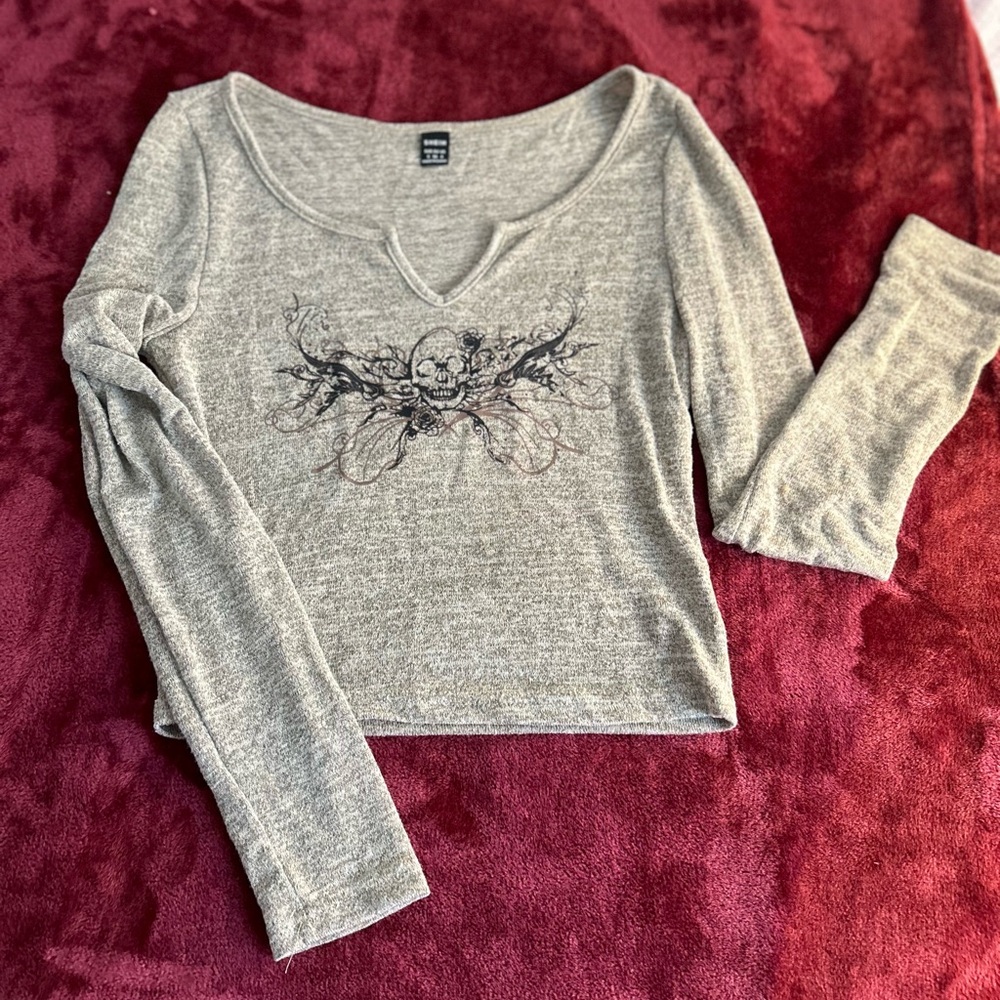 Gray Long Sleeve Crop Blouse with Graphic